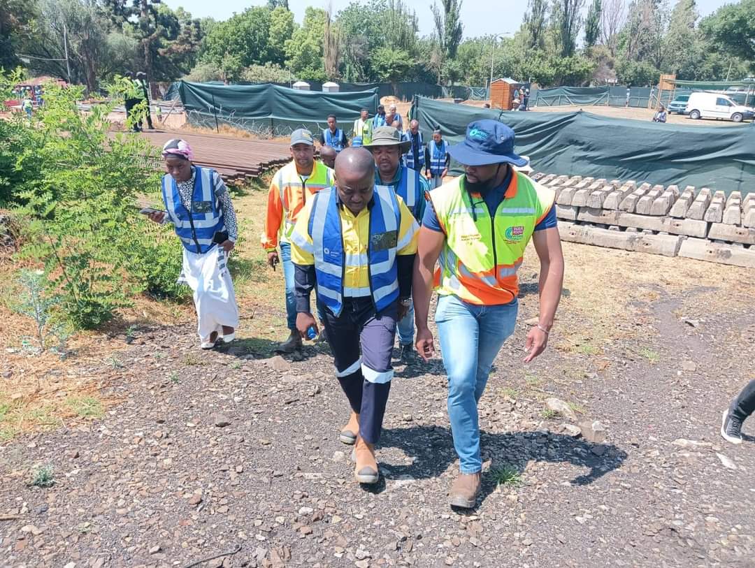 ANC_EKU_OFFICIA's tweet image. MMC for Roads and Transport Planning, Cllr Andile Mngwevu, alongside PRASA officials, visited the site of the Gas Truck explosion from Dec 24, 2022. The reconstruction of the bridge is ongoing to speed up the restoration of the railway line &amp;amp; road. #InfrastructureRecovery