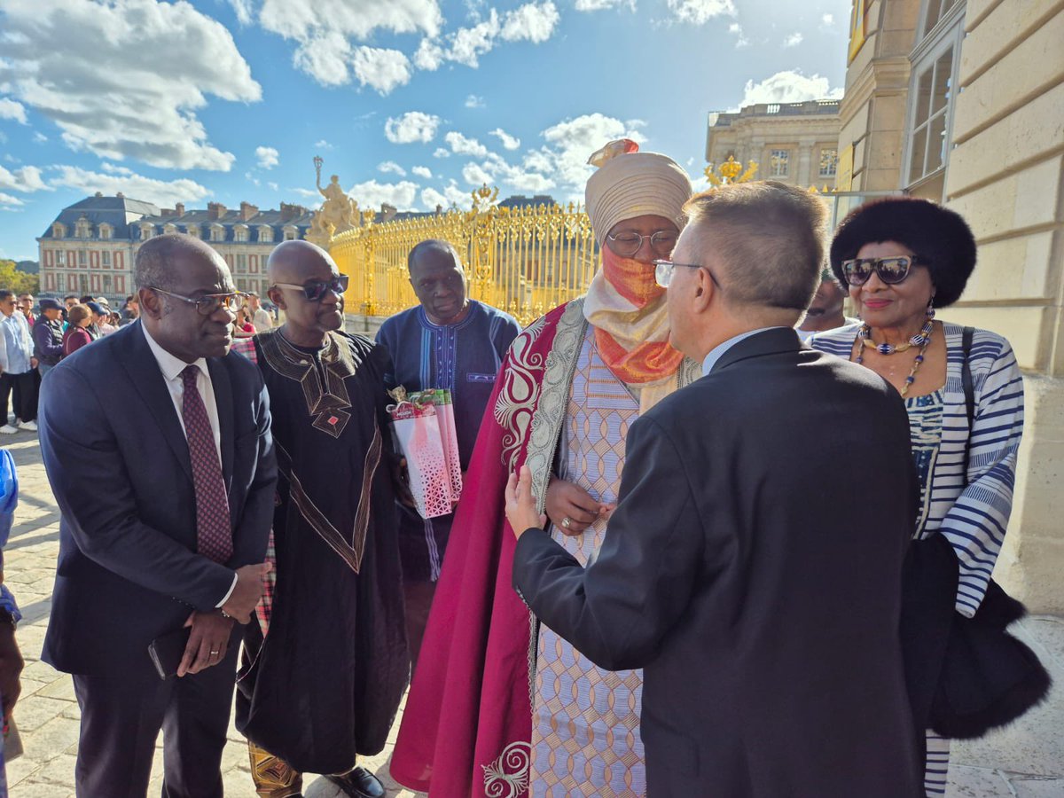 RoidesBamoun's tweet photo. Au terme de ma visite au Château de Versailles le mercredi 16 octobre 2024, j’ai remis une œuvre d’art Bamoun à 𝐌𝐫. 𝐃𝐨𝐦𝐢𝐧𝐢𝐪𝐮𝐞 𝐀𝐯𝐚𝐫𝐭, 𝐃𝐢𝐫𝐞𝐜𝐭𝐞𝐮𝐫 𝐝𝐮 𝐏𝐫𝐨𝐭𝐨𝐜𝐨𝐥𝐞 du Château de Versailles en guise de cadeau. https://t.co/ew9AOdOclh