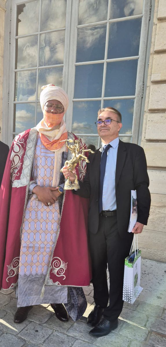 RoidesBamoun's tweet photo. Au terme de ma visite au Château de Versailles le mercredi 16 octobre 2024, j’ai remis une œuvre d’art Bamoun à 𝐌𝐫. 𝐃𝐨𝐦𝐢𝐧𝐢𝐪𝐮𝐞 𝐀𝐯𝐚𝐫𝐭, 𝐃𝐢𝐫𝐞𝐜𝐭𝐞𝐮𝐫 𝐝𝐮 𝐏𝐫𝐨𝐭𝐨𝐜𝐨𝐥𝐞 du Château de Versailles en guise de cadeau. https://t.co/ew9AOdOclh