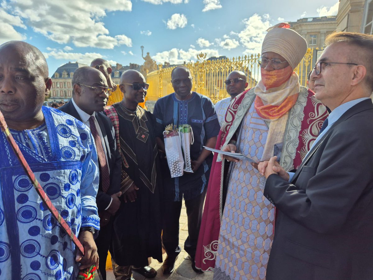 RoidesBamoun's tweet photo. Au terme de ma visite au Château de Versailles le mercredi 16 octobre 2024, j’ai remis une œuvre d’art Bamoun à 𝐌𝐫. 𝐃𝐨𝐦𝐢𝐧𝐢𝐪𝐮𝐞 𝐀𝐯𝐚𝐫𝐭, 𝐃𝐢𝐫𝐞𝐜𝐭𝐞𝐮𝐫 𝐝𝐮 𝐏𝐫𝐨𝐭𝐨𝐜𝐨𝐥𝐞 du Château de Versailles en guise de cadeau. https://t.co/ew9AOdOclh