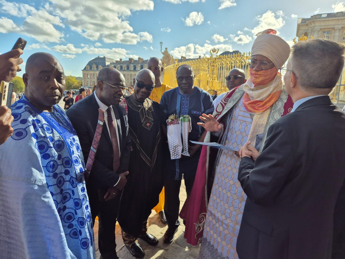 RoidesBamoun's tweet photo. Au terme de ma visite au Château de Versailles le mercredi 16 octobre 2024, j’ai remis une œuvre d’art Bamoun à 𝐌𝐫. 𝐃𝐨𝐦𝐢𝐧𝐢𝐪𝐮𝐞 𝐀𝐯𝐚𝐫𝐭, 𝐃𝐢𝐫𝐞𝐜𝐭𝐞𝐮𝐫 𝐝𝐮 𝐏𝐫𝐨𝐭𝐨𝐜𝐨𝐥𝐞 du Château de Versailles en guise de cadeau. https://t.co/ew9AOdOclh