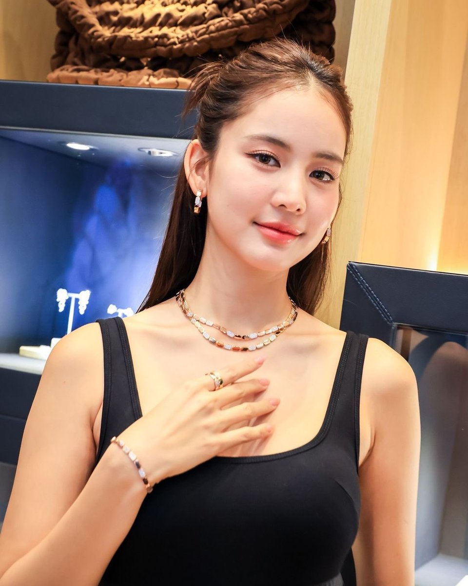 bow_fanclub's tweet photo. @bowmayladabow ในแฟลกชิพสโตร์ APM Monaco พบกับ APM Monaco แบรนด์จิวเวลรีชื่อดังจากโมนาโค ที่มีเอกลักษณ์โดดเด่นทั้งความหรูหราและร่วมสมัย แห่งแรกในไทย ชั้น 1 centralwOrld โซน Atrium
#APMMonaco
#APMMonacoTH
#automnebyAPM
#centralwOrld
#โบว์เมลดา
Cr. @centralwOrld https://t.co/rbkffnhbDL