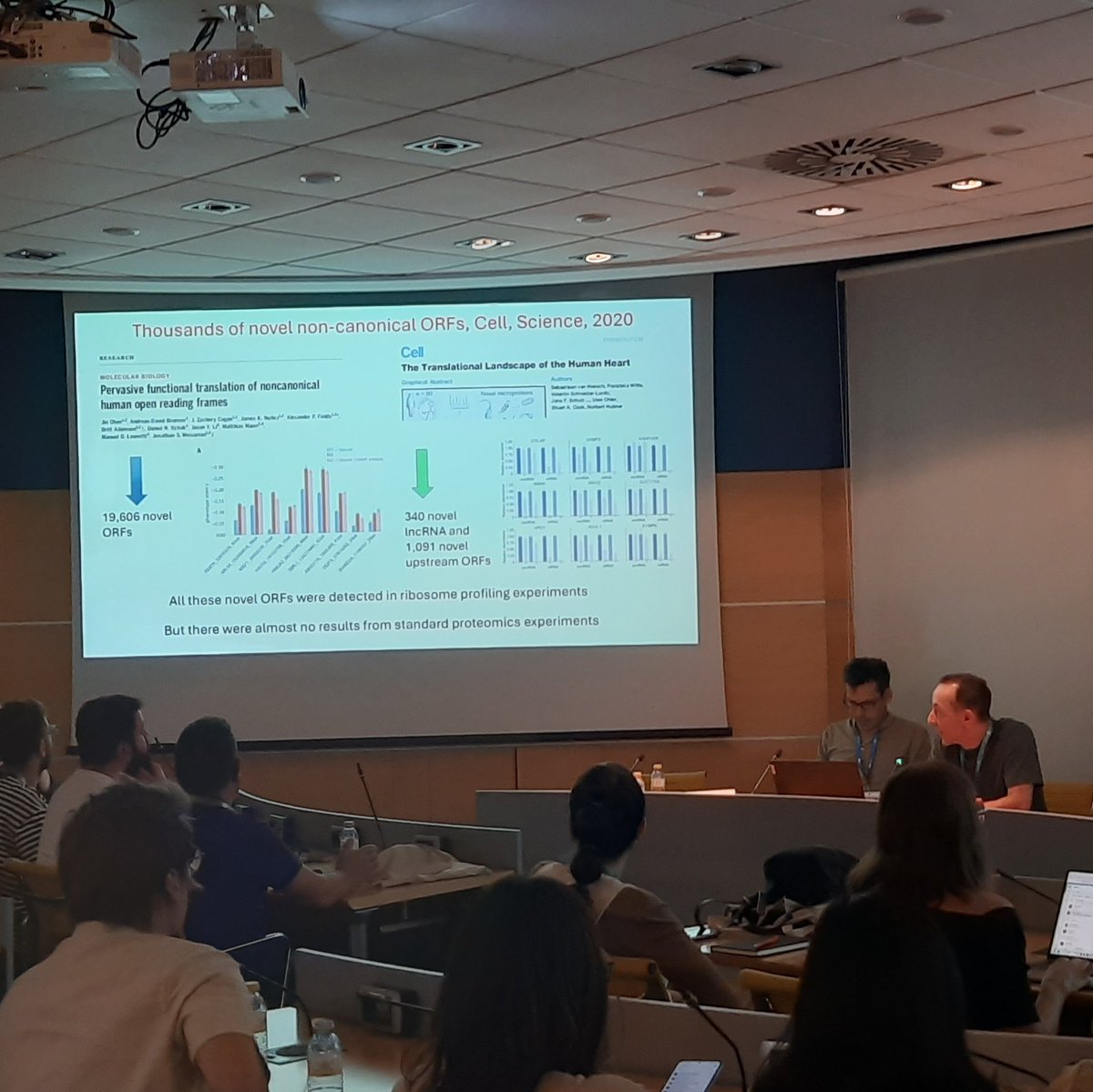 SEBiBC_es's tweet photo. José Manuel Rodríguez expone "Evidence for widespread translation of 5' untranslated regions".

Las TURs están generalizadas, no están conservadas y vienen de codones no canónicos. Se detectan las de genes altamente expresados, así que solo estamos viendo la punta del iceberg. https://t.co/sfbzHHjHfT
