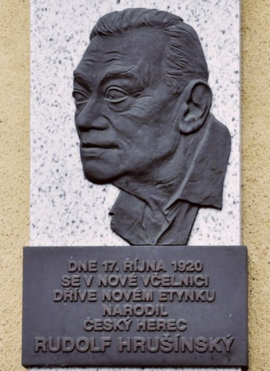 MocnyPetr62670's tweet photo. Vedle jeho slavných rolí v řadě filmů a seriálů byl také známý jako vášnivý rybář a doslova se stal součástí Plané nad Lužnicí, kde měl chatu.

17. října roku 1920 se narodil Rudolf Hrušínský, český herec a filmový režisér.

Rudolf Hrušínský, vlastním jménem Rudolf Böhm, se narodil v Novém Etynku jako potomek hereckého rodu sahajícího až k Josefu Kajetánu Tylovi.

Jeho rodiče Hermína Červíčková a Rudolf Bohm se vzali 2. března 1920 v Žirovnici. Poté se Červíčkova divadelní společnost přesunula do Nového Etynku, kde vystupovali v hostinci U černého orla, známém mezi místními jako U Hrůzů. I když byla Hermína Hrušínská ve vysokém stupni těhotenství, hrála ve veselohře Franze von Schonthana “Svatba naší Helgy”. Podle obecní matriky se jí syn Rudolf narodil v domě čp. 81, kde bydlela rodina Ráftlova. Ta poskytla matce a dítěti přístřeší, když se společnost přesunula do nedalekých Černovic u Tábora. Rudolf Hrušínský mladší se tak vlastně narodil na divadle. 

Od svých patnácti let působil v divadle, navštěvoval hereckou školu E. F. Buriana a dvě sezóny byl členem jeho divadla. Krátce působil u cestující divadelní společnosti Budínského - Červíčka a později v divadlech Uranie, na Vinohradech, v Městských divadlech pražských. Od roku 1960 byl členem Národního divadla v Praze a vytvořil řadu nezapomenutelných divadelních i filmových rolí.

Rudolf Hrušínský zemřel 13. dubna 1994 v Praze. Rakev s jeho ostatky byla vystavena v budově Národního divadla a 20. dubna po oficiálním rozloučení převezena do strašnického krematoria ke zpopelnění.

Pamětní deska v Nové Včelnici byla odhalena 8. listopadu 1997 na domě čp. 44 v ulici B. Smetany.

p.s. V jaké roli máte pana Hrušínského nejraději?