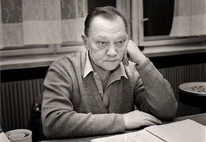 MocnyPetr62670's tweet photo. Vedle jeho slavných rolí v řadě filmů a seriálů byl také známý jako vášnivý rybář a doslova se stal součástí Plané nad Lužnicí, kde měl chatu.

17. října roku 1920 se narodil Rudolf Hrušínský, český herec a filmový režisér.

Rudolf Hrušínský, vlastním jménem Rudolf Böhm, se narodil v Novém Etynku jako potomek hereckého rodu sahajícího až k Josefu Kajetánu Tylovi.

Jeho rodiče Hermína Červíčková a Rudolf Bohm se vzali 2. března 1920 v Žirovnici. Poté se Červíčkova divadelní společnost přesunula do Nového Etynku, kde vystupovali v hostinci U černého orla, známém mezi místními jako U Hrůzů. I když byla Hermína Hrušínská ve vysokém stupni těhotenství, hrála ve veselohře Franze von Schonthana “Svatba naší Helgy”. Podle obecní matriky se jí syn Rudolf narodil v domě čp. 81, kde bydlela rodina Ráftlova. Ta poskytla matce a dítěti přístřeší, když se společnost přesunula do nedalekých Černovic u Tábora. Rudolf Hrušínský mladší se tak vlastně narodil na divadle. 

Od svých patnácti let působil v divadle, navštěvoval hereckou školu E. F. Buriana a dvě sezóny byl členem jeho divadla. Krátce působil u cestující divadelní společnosti Budínského - Červíčka a později v divadlech Uranie, na Vinohradech, v Městských divadlech pražských. Od roku 1960 byl členem Národního divadla v Praze a vytvořil řadu nezapomenutelných divadelních i filmových rolí.

Rudolf Hrušínský zemřel 13. dubna 1994 v Praze. Rakev s jeho ostatky byla vystavena v budově Národního divadla a 20. dubna po oficiálním rozloučení převezena do strašnického krematoria ke zpopelnění.

Pamětní deska v Nové Včelnici byla odhalena 8. listopadu 1997 na domě čp. 44 v ulici B. Smetany.

p.s. V jaké roli máte pana Hrušínského nejraději?