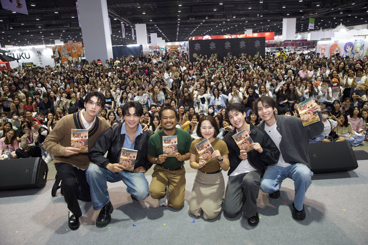 GmmtvShop's tweet photo. นำภาพ เฟิร์ส-ข้าวตัง-จุง-ดัง พร้อมด้วย นักเขียน และผู้กำกับจากงานเปิดตัวนวนิยาย “The ​Heart Killers เขาจ้างให้ผมจีบนักฆ่า” ในงาน Book Expo Thailand 2024 มาฝากค่า

@Firstkpp @myktnw
@ChenRcj @dunknatachai 

#TheHeartKillers 
#BookExpo2024xJD
#BookExpo2024xFK
#GMMTV https://t.co/fO6XKmwvHl