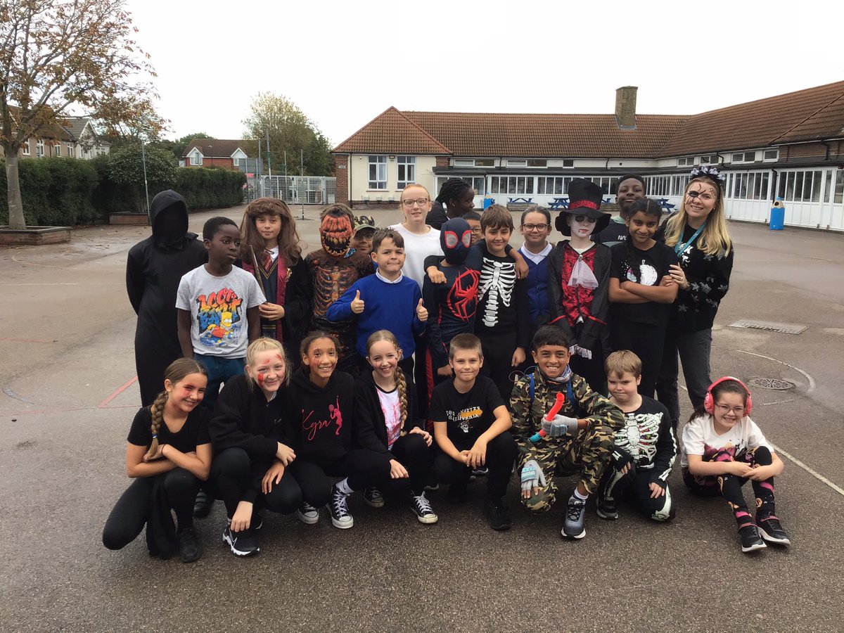 PelhamYear6's tweet photo. Happy spooky day! 🎃👻🕸 https://t.co/HuUIsunXXh