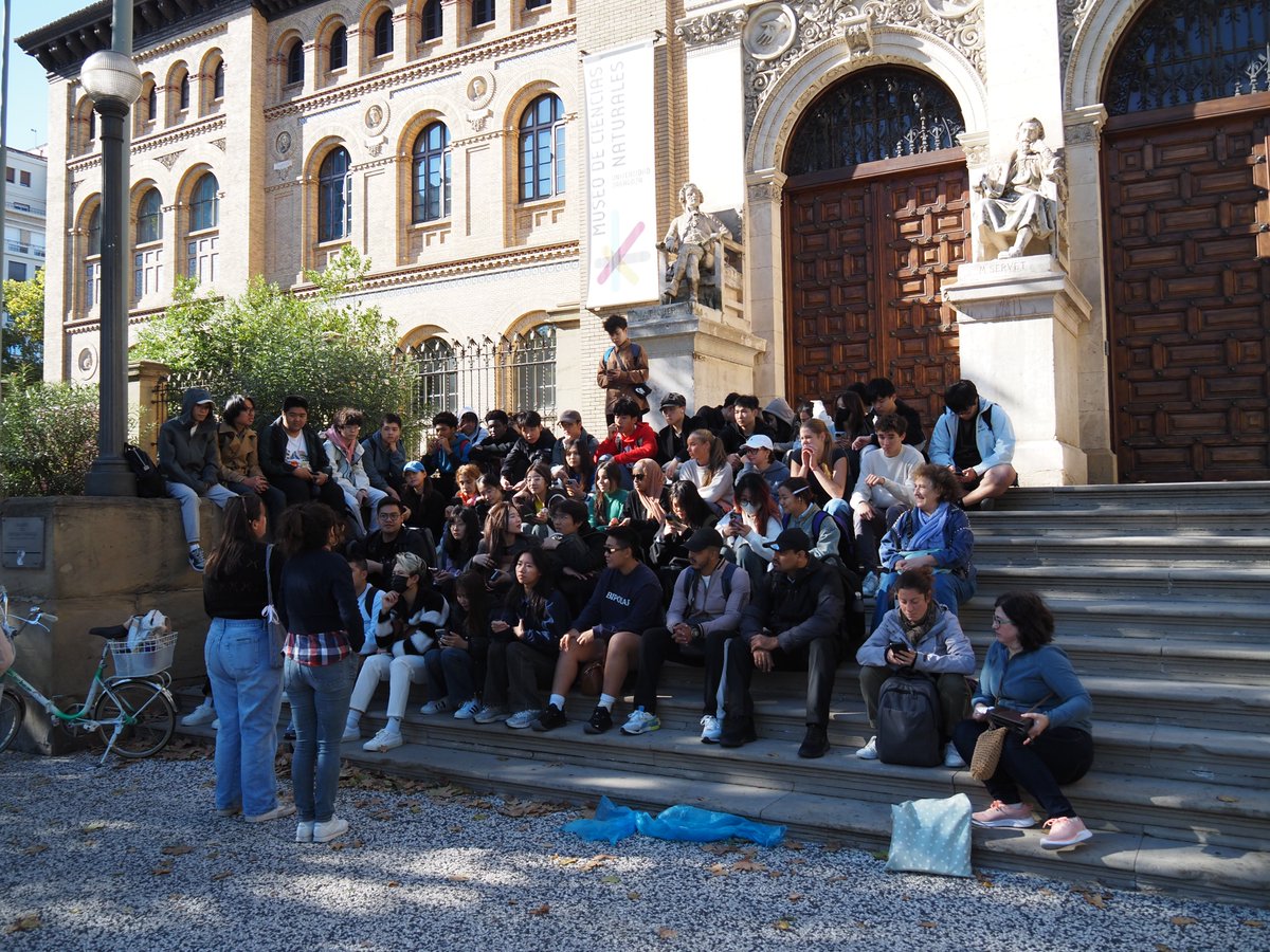 Algunos alumnos de #ELE (A1, A2) visitando y conociendo los diferentes lugares turísticos de #Zaragoza 📷