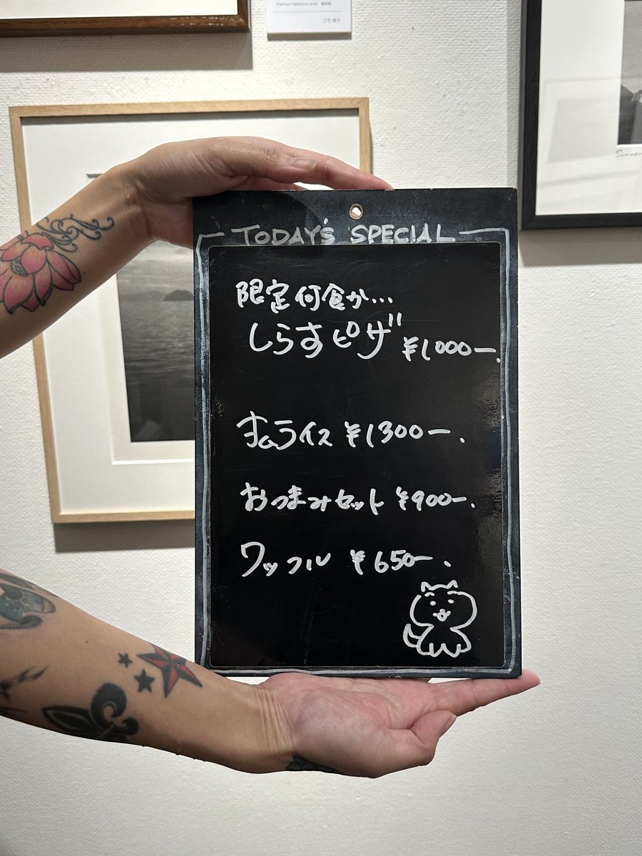 今回で7年目となる「瀬戸内少年少女寫眞展Ⅶ」始まりました。瀬戸内の凪いだ海や光を思わせる十人の穏やかな美しい写真が並びます。今回が最後となりますが、是非お見逃しなく。本日はキョーコ＆あんずが美味しいメニューをご用意してお待ちしております。是非お立ち寄りください。