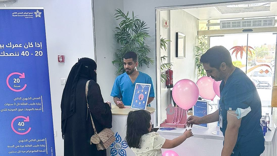 Cluster2_Riyadh's tweet photo. توعية زوار مركز الرعاية الصحية الأولية السليمانية بالتزامن عن #شهر_التوعية_بسرطان_الثدي لتوضيح أهمية تبنّي نمط حياة صحي للوقاية وأهمية الكشف المبكر 

#تجمع_الرياض_الصحي_الثاني https://t.co/ap16eGg7Qg