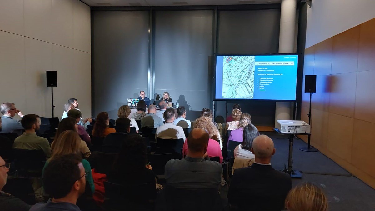 🗺️Avui la secció de cartografia de l'#AMB ha participat a la #CEsri24 📷presentant (1) la cartografia temàtica urbanística de l'#AMB per a la seva integració en #BIM", i (2) el Servei VectorTiles i la seva integració a ESRILivingAtlas del Mapa Topogràfic Metropolità 1:1.000