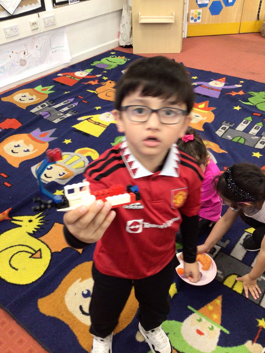 VALLEYEYFS's tweet photo. We LOVE to build in our construction area! We like to share our creations because we’re so proud 👷🧱 https://t.co/OwAAm3PlKG