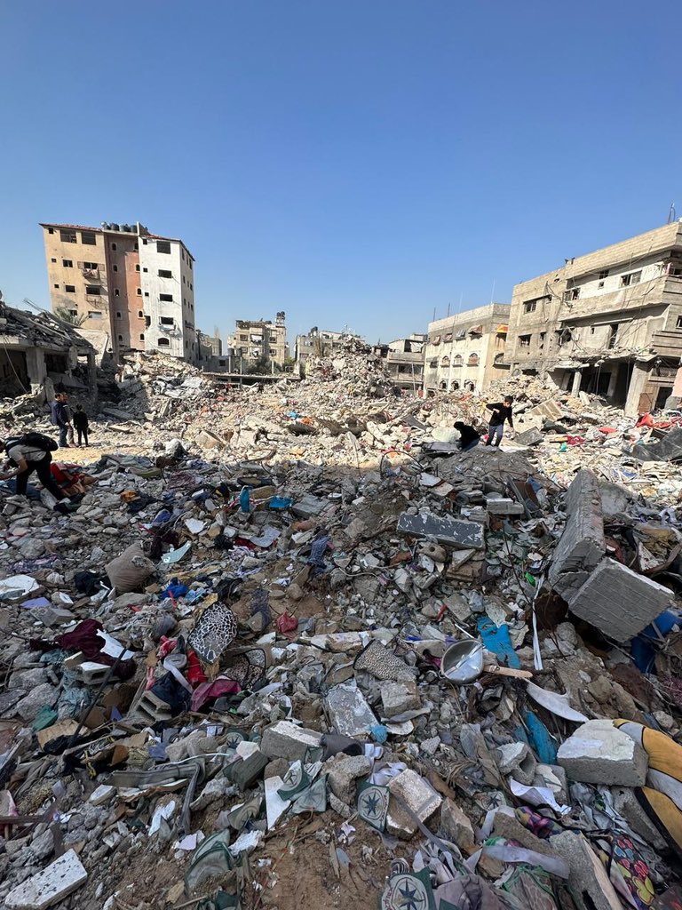 أكتب هذه المرة بدمعي وحرقتي وقهري الذي لا أريد أن أخبئه، ولو أن الأمر بيدي لأوزعته على هذا العالم، وما استطاع أحد أن يحمل هذا الألم.

هذه الحرب كسرتني وأخذت مني روحي وسكينتي ومن كنت أعيش لأجلهم. عام على فقدي أهلي وطفليّ بأفظع طريقة.

في تاريخ 17 أكتوبر 2023، كنا آمنين في بيتنا.