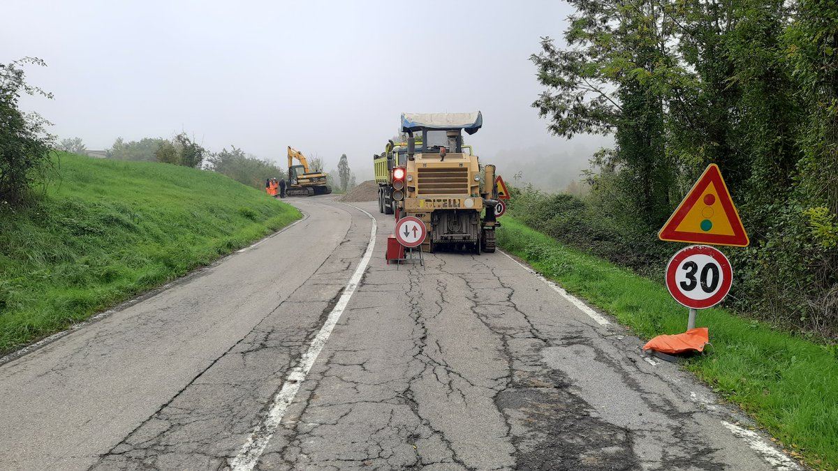 provinciamodena's tweet photo. Sono in corso i lavori di ripristino stradale in località Cà Oceta di #Prignano sulla Secchia lungo la #SP23, a causa di un movimento franoso che interessa il lato di monte della strada e che ha provocato un cedimento della sede viaria. https://t.co/GqQKOJBzWQ