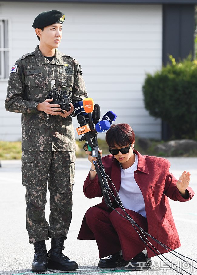 "после армии они будут серьезными"

этот гений: покрасился под цвет своего костюма, подарил букет размером с троих чон хосоков, присел чтоб подержать микрофоны для своего бро, ДРАЛСЯ С МОШКАМИ ПОКА ДЕРЖАЛ ЭТИ ЖЕ МИКРОФОНЫ