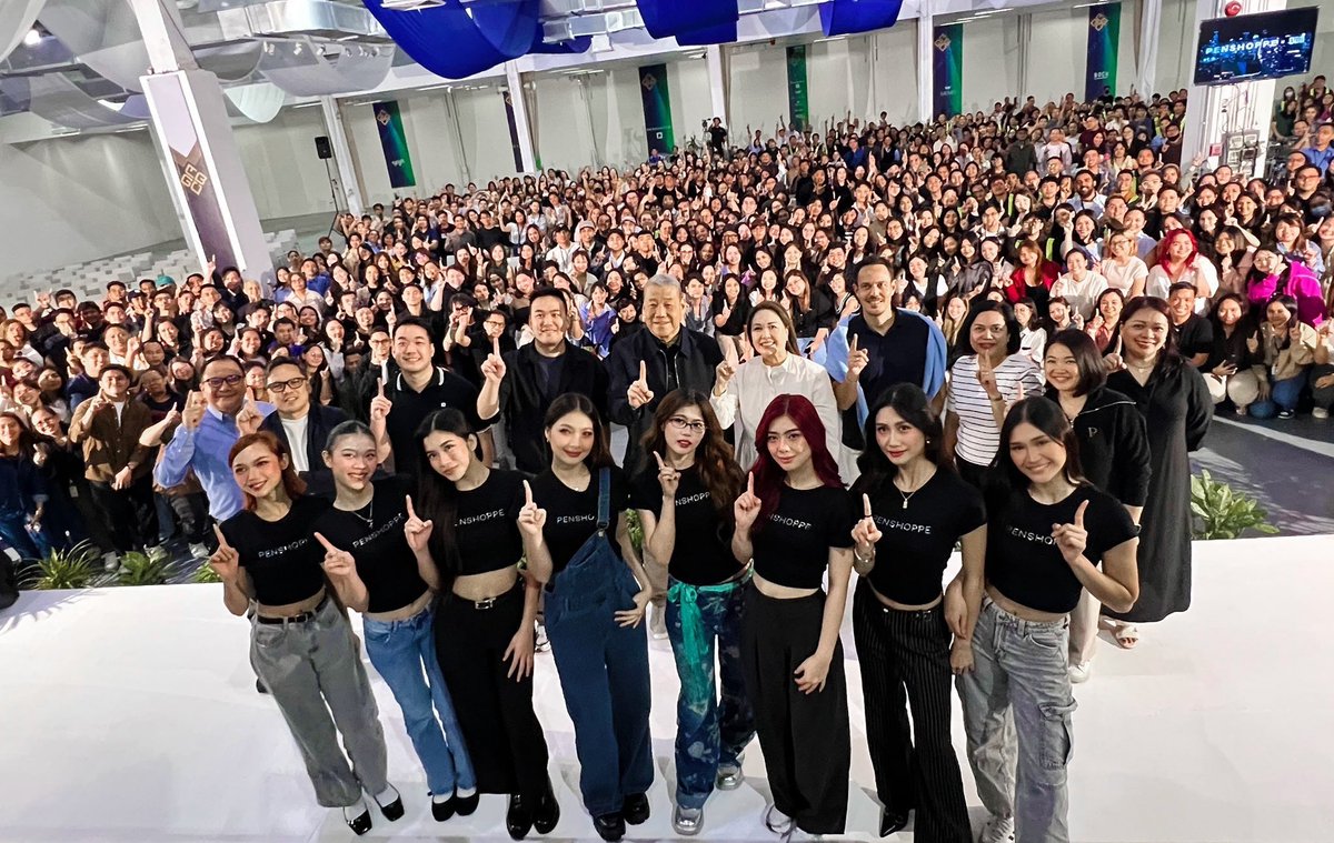 TEAMBLOOM_BTN's tweet image. As part of Team Bataan, we use this hand pose every photo op with our government officials and we call it "1Bataan" 🤭

#BINI
#1Bataan 
#Penshoppe

© @PENSHOPPE