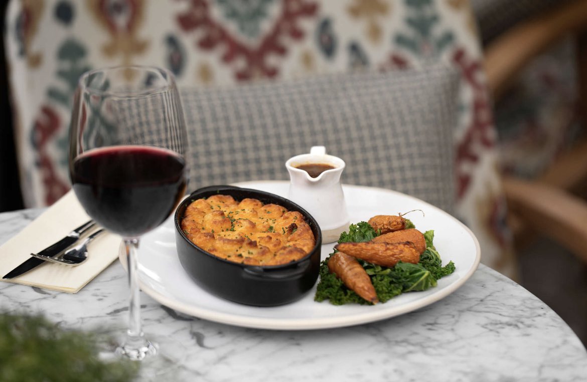 TheFoleyHotel's tweet photo. The jacket-on-jacket-off weather has us reaching for those hearty winter meals (like a cockle-warming cottage pie) but dining alfresco ❤️

#greatbritishweather #PubFood #ComfortFood #Claygate https://t.co/aNnu7BbLPQ