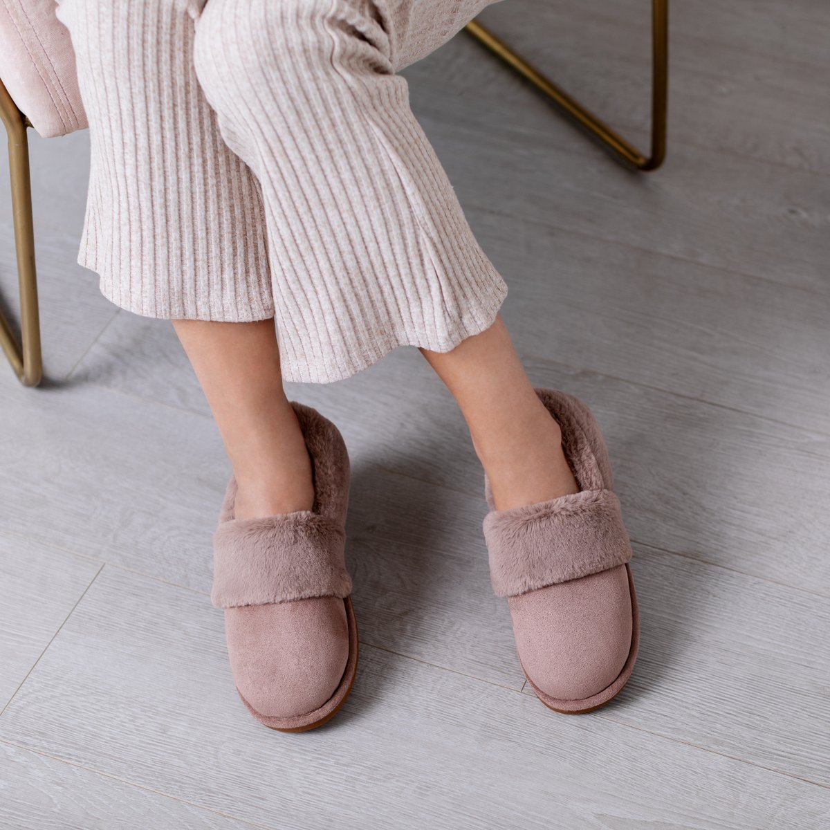 Say goodbye to cold feet this autumn with Kofo slippers with heated pads for the ultimate warmth. 🔥🥿 Perfect for chilly nights and extra comfort, even if you have cold feet due to #RaynaudsSyndrome.  

#StayWarm #AutumnVibes #WarmAndSnug #WarmAndCosy