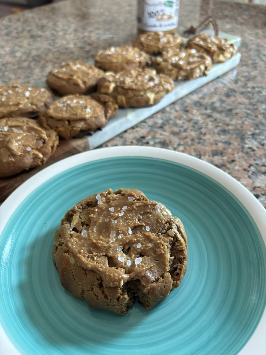 UndercoverQuee4's tweet photo. Ho fatto i cookies al burro di arachidi con pezzi di cioccolato bianco e burro di arachidi spalmato sopra con qualche fiocco di sale 🍪 I can call it a day. https://t.co/jU8Z8K2Sjk