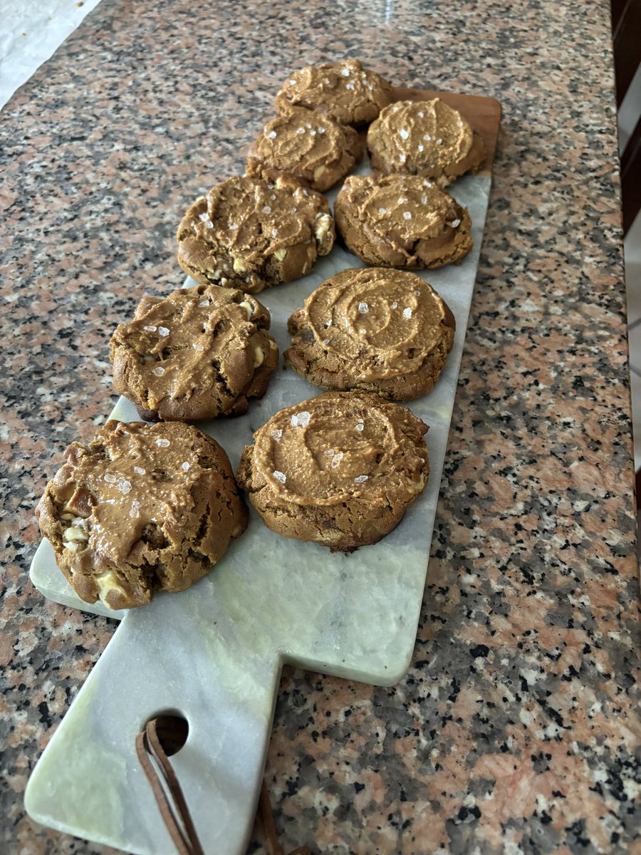UndercoverQuee4's tweet photo. Ho fatto i cookies al burro di arachidi con pezzi di cioccolato bianco e burro di arachidi spalmato sopra con qualche fiocco di sale 🍪 I can call it a day. https://t.co/jU8Z8K2Sjk