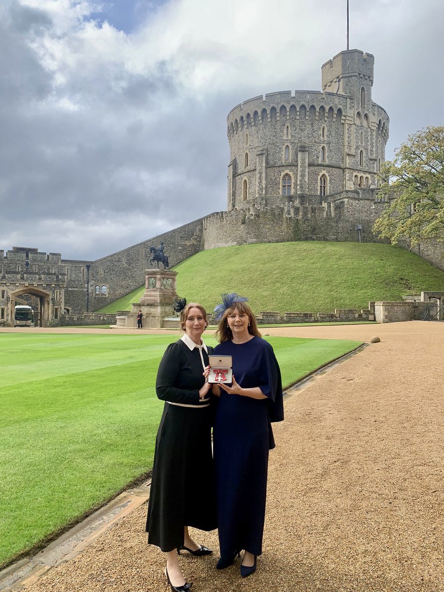 alexanderdevine's tweet image. Congratulations to our CEO and Founder, Fiona Devine MBE, who was at Windsor Castle yesterday for her investiture ceremony! 🏅 

alexanderdevine.org/2024/10/fiona-… 

#MBE #TeamDevine #Proud
