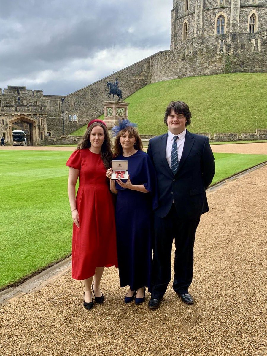 alexanderdevine's tweet image. Congratulations to our CEO and Founder, Fiona Devine MBE, who was at Windsor Castle yesterday for her investiture ceremony! 🏅 

alexanderdevine.org/2024/10/fiona-… 

#MBE #TeamDevine #Proud
