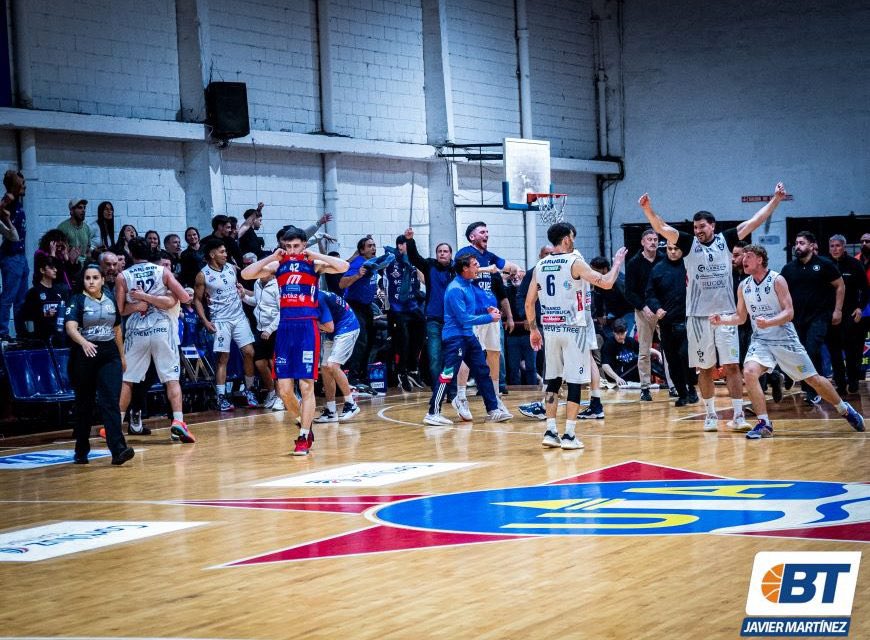 BasquetTotal's tweet photo. #LDAxBT I “DE CORAZÓN AZUL”

En un final infartante, Stockolmo revirtió una diferencia de 18 tantos en el complemento, para derrotar a la UA y adelantarse 2 a 1 en la serie.

📝 @DanielA94840948 
📸 @KbzaJavier 

👉🏻 https://t.co/lbZ8EeVFk0 https://t.co/BB6hYStGx9