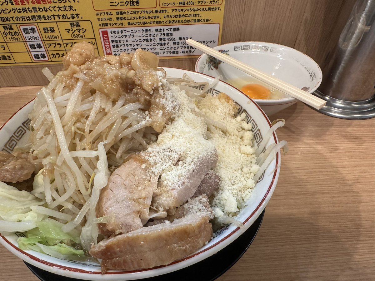 豚山 恵比寿店🍜
初めての二郎系🐷
トッピングの生卵と粉チーズが味変で美味しかった😁
写真は小ラーメンの全マシです！

#豚山恵比寿店
#東京都渋谷区