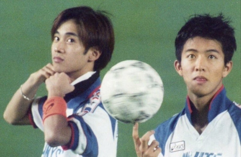 gmuqbya's tweet photo. 高校の同級生でそれぞれヤンキーとチーマーの派閥で対立してた2人が同じグループでデビューして国民的アイドルになるって何？漫画？ https://t.co/b7GVaYlLqQ