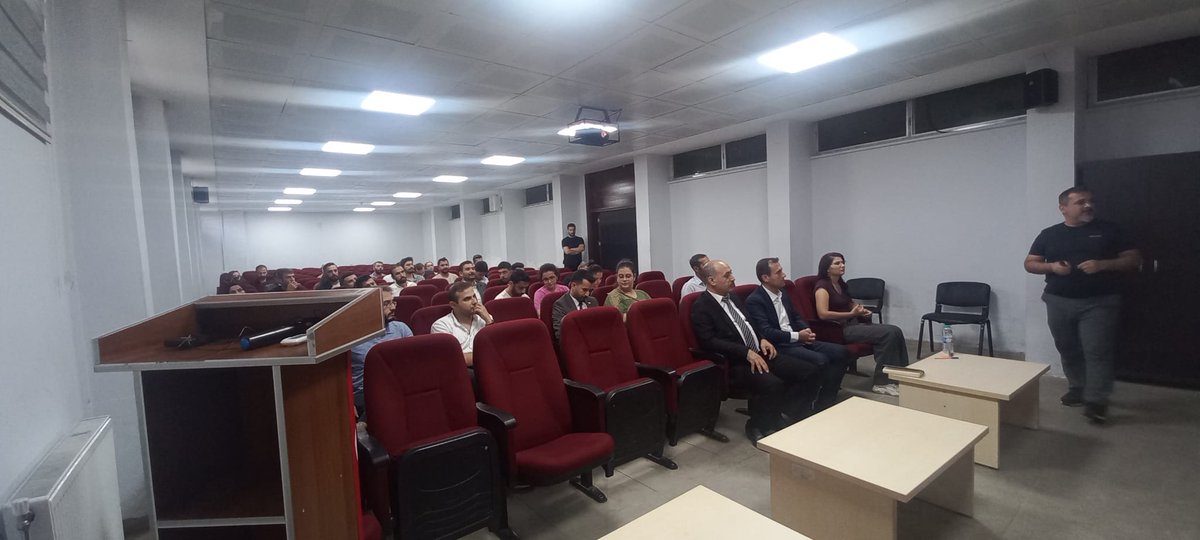 Ölçme Değerlendirme toplantısında Türkiye Yüzyılı Maarif Modelinde Ölçme Değerlendirme Uygulamaları,ülke ve il geneli yazılı sınavlar,konu soru dağıtım tabloları, sınav hazırlama süreci, açık uçlu soru yazımı, LGS-YKS analizleri konularında bilgilendirmeler yapıldı.