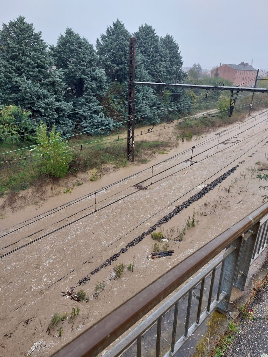 SNCFTERAURA's tweet photo. ⚠️ Les circulations routières sont également très perturbées, voire coupées, ce qui accroît les difficultés de prise en charge.
🔸Les Préfectures de la Loire et du Rhône sont mobilisées.
🔸Les équipes SNCF recherchent des solutions pour permettre les trajets retour des voyageurs. https://t.co/SWlYyVNIl3
