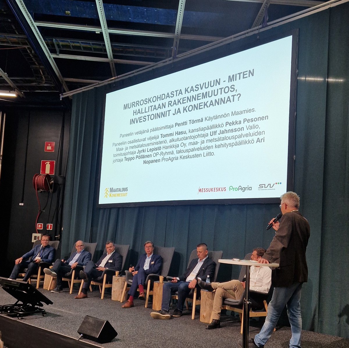 Täällä sitä ollaan kuuntelemassa mielenkiintoista paneelikeskustelua 🚜 #maatalouskonemessut