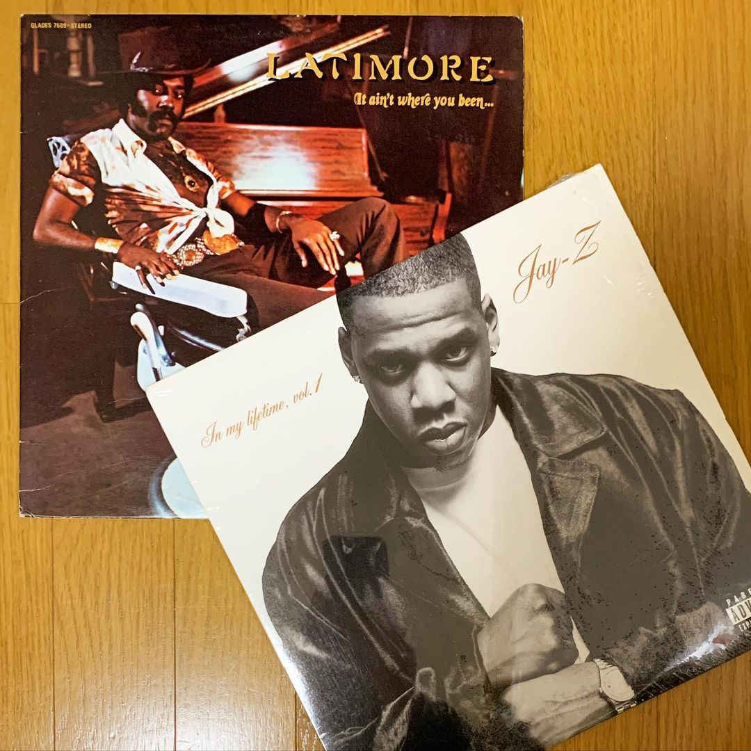 monkycut's tweet photo. 本日はこちら

Jay-Z / Intro: A Million And One Questions
プロデュースはDJ Premier

元ネタのLatimoreによるメローグルーヴをプリモお得意のチョップ＆フリップによりバウンシーで全く別のビートに仕上げてる

本当にスゴイからぜひサンプリングネタと聴き比べてみて🙌 https://t.co/vr5lqZXCFo