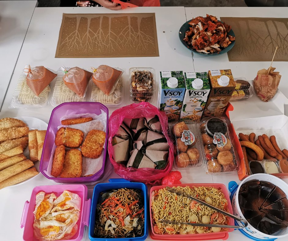 mySoftinn's tweet photo. Thursday vibes looking extra vibrant with "street foods" theme and green outfits ππ’
#PotluckParty #Softinn #AlmosttheWeekend https://t.co/K1qMfPZnRM