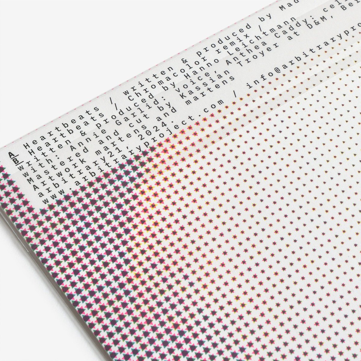 デンマークのミュージシャン、マッズ・エミル・ニールセン（Mads Emil Nielsen）とドイツのサウンドアーティスト「Chromacolor」によるリミックスシリーズの第2作『Heartbeats』。
buff.ly/3zQPzdh