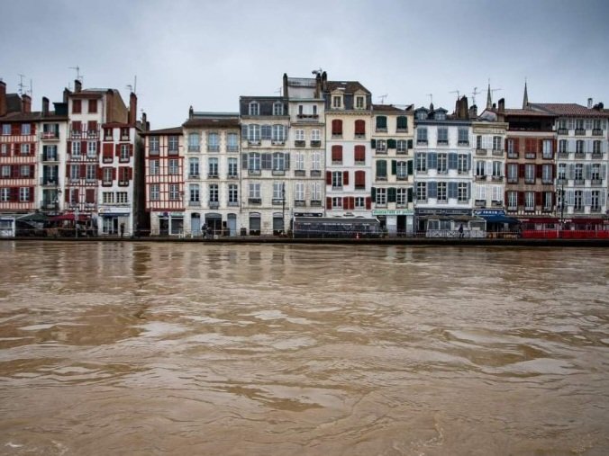 VilleDeBayonne (@villedebayonne) on Twitter photo 🚨 Alerte orange crue Nive | Le département des Pyrénées-Atlantiques a été placé en vigilance orange pour "pluie-inondation".
En raison du risque fort de débordement de la Nive et de l'Adour, la <a href="/VilleDeBayonne/">VilleDeBayonne</a> appelle à la prudence et interdit tous déplacements et tous 🚨 Alerte orange crue Nive | Le département des Pyrénées-Atlantiques a été placé en vigilance orange pour "pluie-inondation".
En raison du risque fort de débordement de la Nive et de l'Adour, la <a href="/VilleDeBayonne/">VilleDeBayonne</a> appelle à la prudence et interdit tous déplacements et tous
