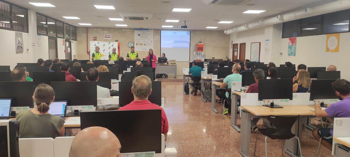 DGTes's tweet photo. El #ProgramaSTARS 🚲🚶arranca el curso en la Región de Murcia, con 103 centros inscritos. El punto de partida ha sido un Taller Stars inicial con participación de docentes de Primaria y de la ESO, en el marco de unas Jornadas de Puertas Abiertas impartidas por #JPT #Murcia. 👏👏 https://t.co/elORU39pob
