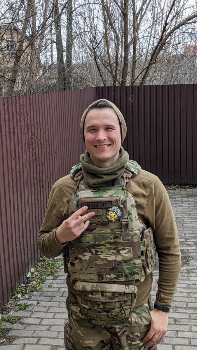 Це - Монгол. Командир розвідувального взводу мого батальйону. Мобілізувався в 2023-му, підписав контракт.

Хороший боєць та офіцер, вічний позитив і абсолютний адекват. 

Під час бойового виходу Монгол зазнав серйозних поранень. 

Підтримайте банку - send.monobank.ua/jar/Ae1od2TZkP