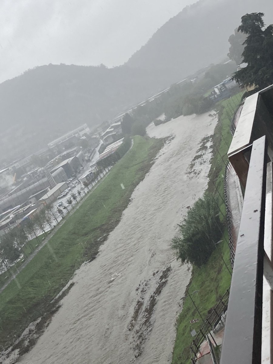 SimonaBellone's tweet photo. #Millesimo piove sempre ma situazione sotto controllo del fiume #Bormida 17/10/24 🌧️ 12:00 🕛 https://t.co/HTZtMkRSxt
