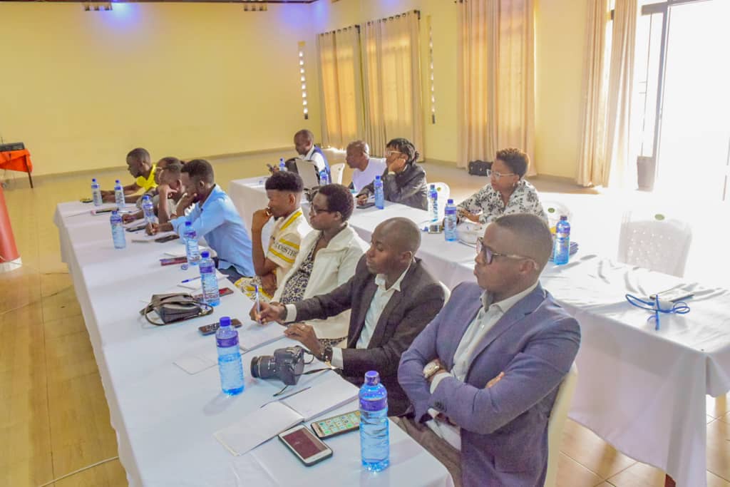 CNC_BURUNDI's tweet photo. Le CNC organise à #Gitega un atelier de formation sur les notions élémentaires du journalisme et des erreurs à eviter à l'intention des nouveaux journalistes. Le CNC vise la promotion d'un journalisme responsable et professionnel https://t.co/pWb5oQgh9E