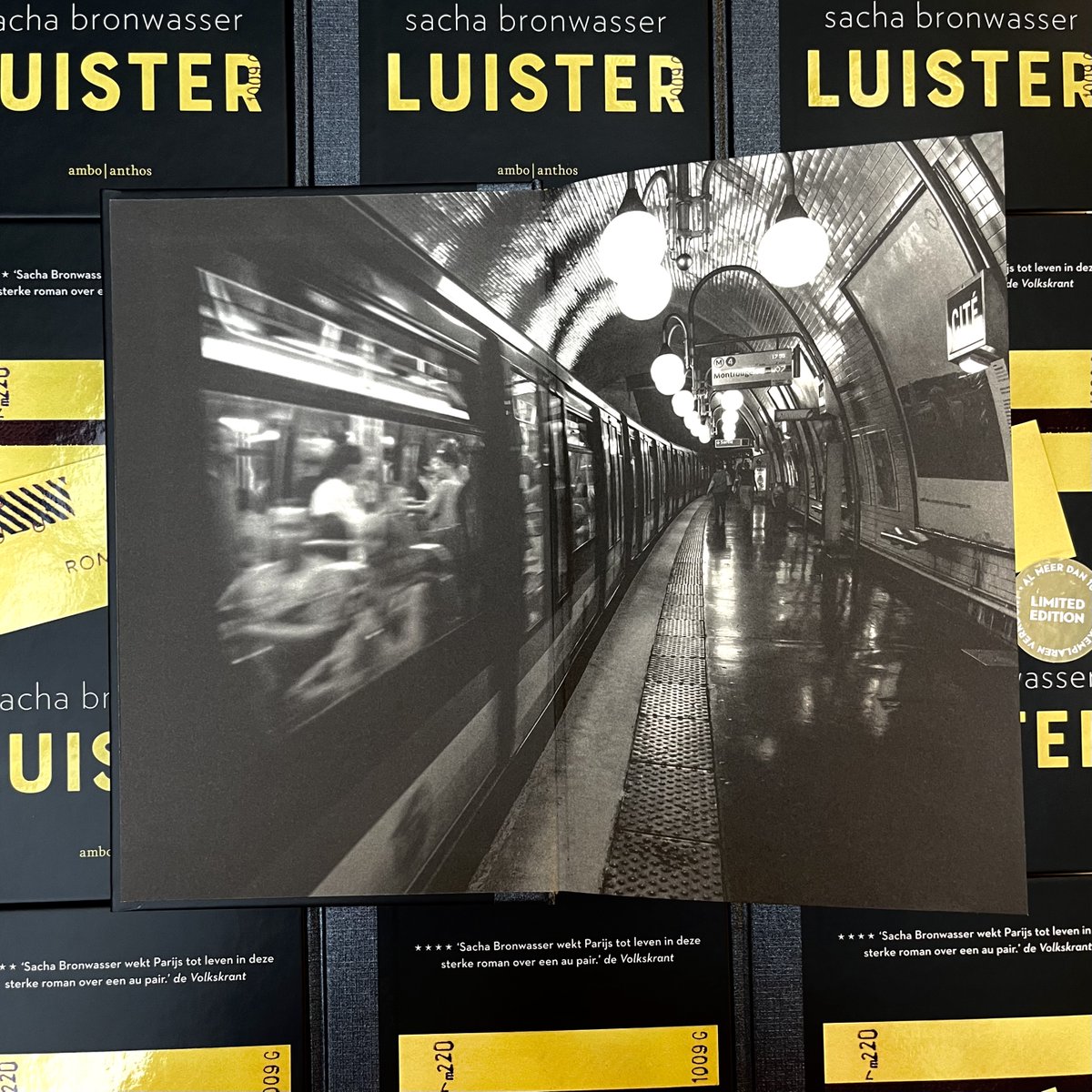 ✨ NIEUW: De limited edition van Luister van Sacha Bronwasser. Een speciale cadeau-editie voor de feestdagen mét prachtige schutbladen. ✨

'Goed, slim, diep. Zonder meer eredivisie, deze roman.' - Ilja Leonard Pfeijffer