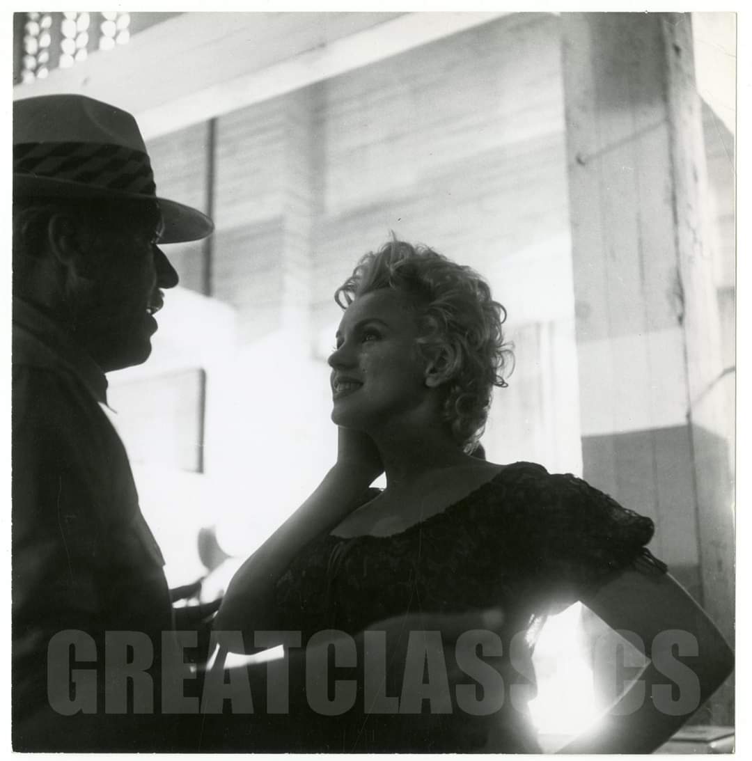 Clubpassionmar2's tweet photo. Bonne journée de jeudi.
Have a sweet Thursday.

#marilynmonroe #marilyn #1956 #clubpassionmarilyn #cherie #coulisses #bobbeerman #arretdautobus #busstop #joshualogan https://t.co/lZgSFBhhMU
