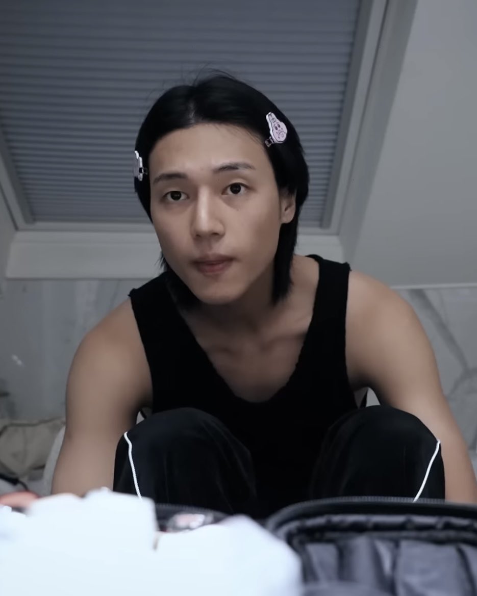 JWYGOLD's tweet photo. the hairpins 😭 https://t.co/z3BxrJ5RNd