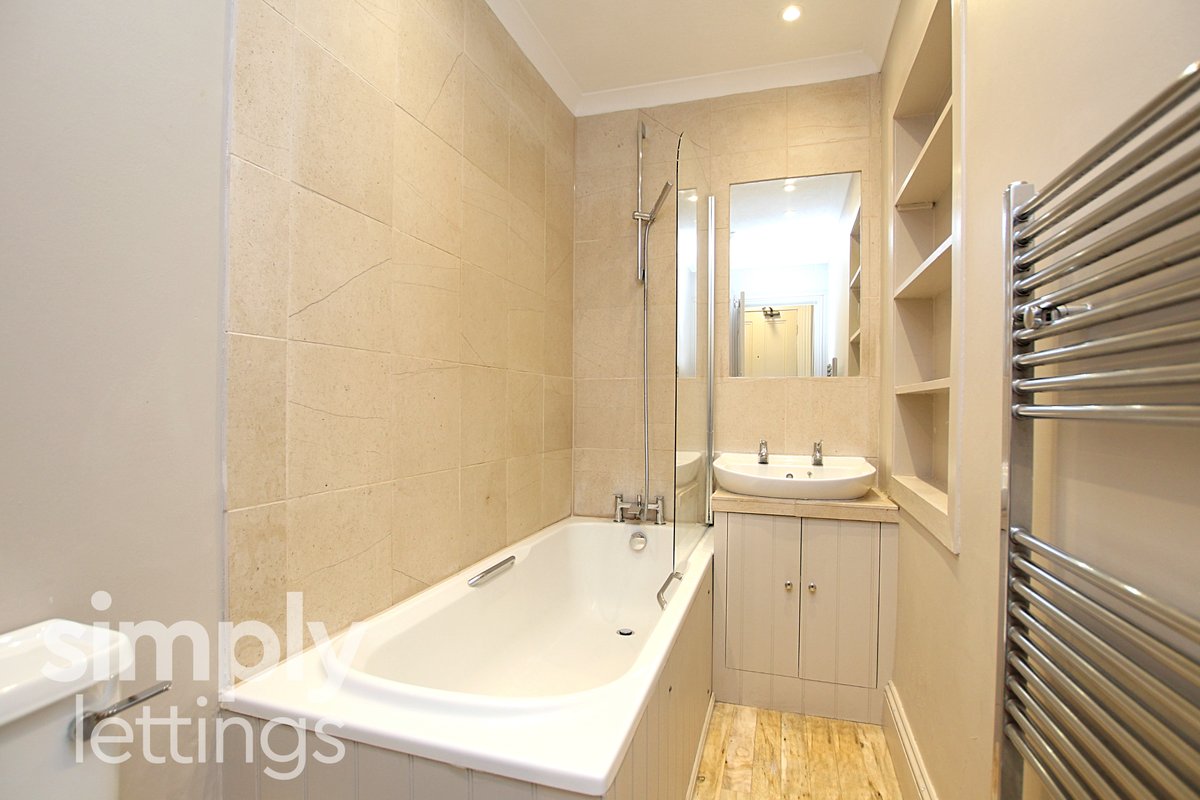 #ToLet A charming two bed #Flat off #Hove Seafront - £1,700pcm! VIDEO TOUR: youtube.com/watch?v=_hkcP4… PROPERTY DETAILS: simply-lettings.co.uk/property/first… Call 01273 729 000 to view! #Lettings #Property #Brighton #SimplyLettings