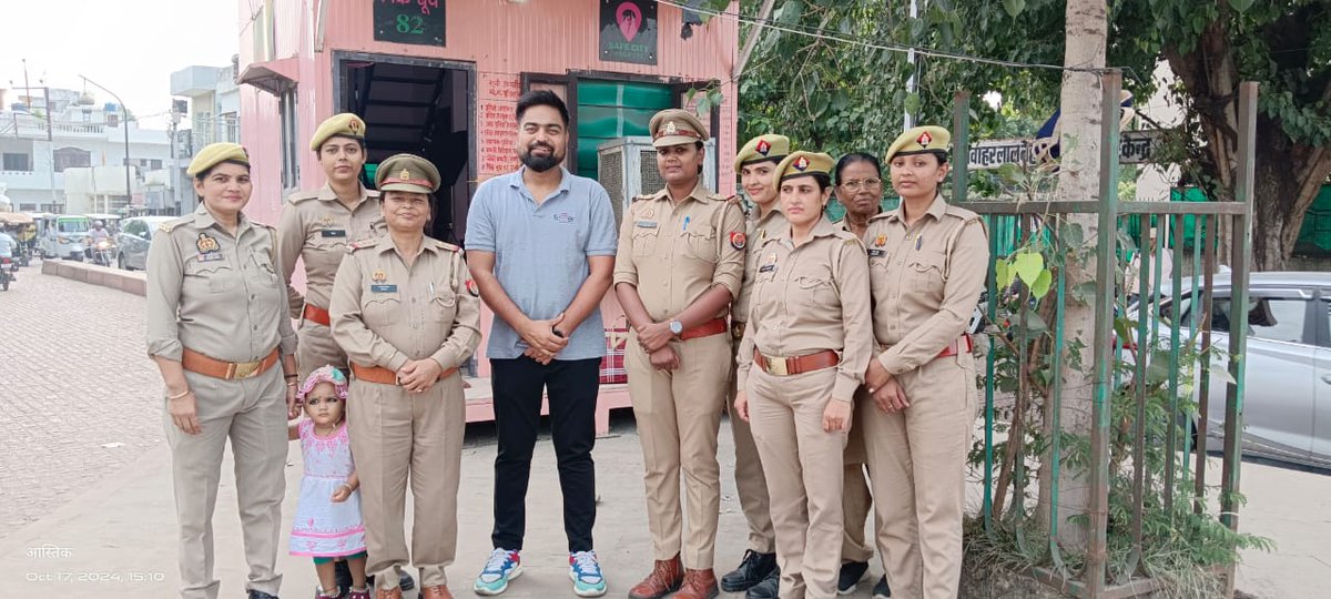 Dcp_CAWAS's tweet photo. पिंक बूथ 82 रूमी गेट थाना चौक पर दिनांक 17.10.24 को #DCPCAW @IPSAparnaGupta के निर्देशन में @Acp_Caw, पिंक बूथ प्रभारी, कर्मचारियों, श्री वैभव तिवारी RJ Fever 104FM, श्री अर्पण चार्ल्स एंथनी, श्री आदर्श कुमार द्वारा मिशन शक्ति के दृष्टिगत संवाद किया गया। https://t.co/uWGSNbBWPR