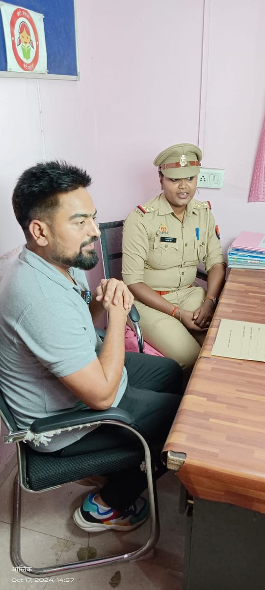 Dcp_CAWAS's tweet photo. पिंक बूथ 82 रूमी गेट थाना चौक पर दिनांक 17.10.24 को #DCPCAW @IPSAparnaGupta के निर्देशन में @Acp_Caw, पिंक बूथ प्रभारी, कर्मचारियों, श्री वैभव तिवारी RJ Fever 104FM, श्री अर्पण चार्ल्स एंथनी, श्री आदर्श कुमार द्वारा मिशन शक्ति के दृष्टिगत संवाद किया गया। https://t.co/uWGSNbBWPR