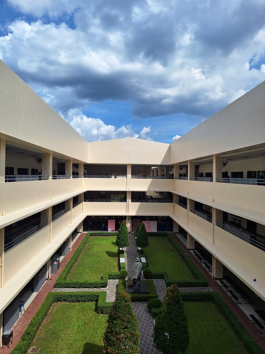 clauddenoelle's tweet photo. and im so ready to spend the next four years of my life with you, ateneo 💙 #stillthehill https://t.co/QJEY6kzltM