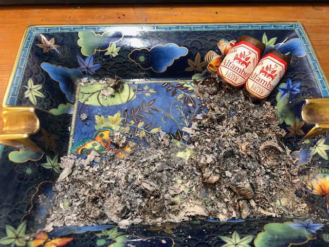 yuzocigar's tweet photo. ＮＥＷアルハンブラ
軽く炒ったアーモンドのような、香ばしく微かなクリーミーさ。素朴で野性的な味わいで、デイリーシガーとして楽しめます。
発売当初はショートフィラーのスタイルでしたが、現在ではロングフィラーにすることでドローもややタイトとなり、その時よりも味わいに深みを感じます。
ロングフィラーになった事もあり、葉巻自体に旨味があるせいか、根元になるに従って少し味が濃くなり、最終局面での美味しさが丁度良い感じ。なんだかんだといって根元まで吸ってしまう始末・・・
キューバシガーに例えるならば、キンテロを気持ち上品にした感じです。相性の良いお酒としては、あまり考える必要が無く、「いつものお酒を、いつもの場所」で楽しむ際に、一緒にあったら良いな～という感じです。

＜マリアージュ＞なんでも。

https://t.co/Batevm7Cfo

編集

軽く炒ったアーモンドのような、香ばしく微かなクリーミーさ。素朴で野性的な味わいで、デイリーシガーとして楽しめます。

発売当初はショートフィラーのスタイルでしたが、現在ではロングフィラーにすることでドローもややタイトとなり、その時よりも味わいに深みを感じます。

ロングフィラーになった事もあり、葉巻自体に旨味があるせいか、根元になるに従って少し味が濃くなり、最終局面での美味しさが丁度良い感じ。なんだかんだといって根元まで吸ってしまう始末・・・

キューバシガーに例えるならば、キンテロを気持ち上品にした感じです。相性の良いお酒としては、あまり考える必要が無く、「いつものお酒を、いつもの場所」で楽しむ際に、一緒にあったら良いな～という感じです。

＜マリアージュ＞
なんでも。