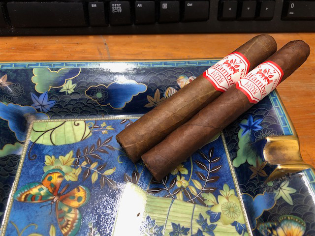 yuzocigar's tweet photo. ＮＥＷアルハンブラ
軽く炒ったアーモンドのような、香ばしく微かなクリーミーさ。素朴で野性的な味わいで、デイリーシガーとして楽しめます。
発売当初はショートフィラーのスタイルでしたが、現在ではロングフィラーにすることでドローもややタイトとなり、その時よりも味わいに深みを感じます。
ロングフィラーになった事もあり、葉巻自体に旨味があるせいか、根元になるに従って少し味が濃くなり、最終局面での美味しさが丁度良い感じ。なんだかんだといって根元まで吸ってしまう始末・・・
キューバシガーに例えるならば、キンテロを気持ち上品にした感じです。相性の良いお酒としては、あまり考える必要が無く、「いつものお酒を、いつもの場所」で楽しむ際に、一緒にあったら良いな～という感じです。

＜マリアージュ＞なんでも。

https://t.co/Batevm7Cfo

編集

軽く炒ったアーモンドのような、香ばしく微かなクリーミーさ。素朴で野性的な味わいで、デイリーシガーとして楽しめます。

発売当初はショートフィラーのスタイルでしたが、現在ではロングフィラーにすることでドローもややタイトとなり、その時よりも味わいに深みを感じます。

ロングフィラーになった事もあり、葉巻自体に旨味があるせいか、根元になるに従って少し味が濃くなり、最終局面での美味しさが丁度良い感じ。なんだかんだといって根元まで吸ってしまう始末・・・

キューバシガーに例えるならば、キンテロを気持ち上品にした感じです。相性の良いお酒としては、あまり考える必要が無く、「いつものお酒を、いつもの場所」で楽しむ際に、一緒にあったら良いな～という感じです。

＜マリアージュ＞
なんでも。