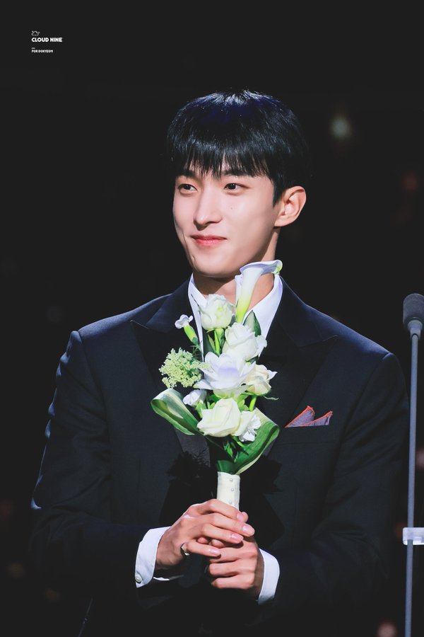 dikeyeoms's tweet photo. @jeonghanig @GOLDENRPEO @homgshua ㅤ
ㅤ
Daksa menatap kekasihnya Ocean dengan mata yang berbinar. Ia tahu bahwa keputusan ini mungkin terasa cepat bagi banyak orang, tapi hatinya tak pernah merasa sejelas ini sebelumnya.
ㅤ
ㅤ https://t.co/5vp8Q0HLXx